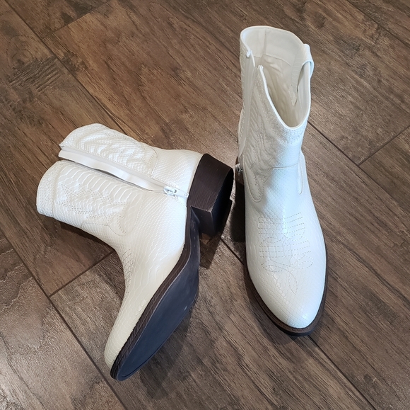 NWOT Coconuts by Matisse White Pistol Cowboy Boots Size 8 - Picture 3 of 5